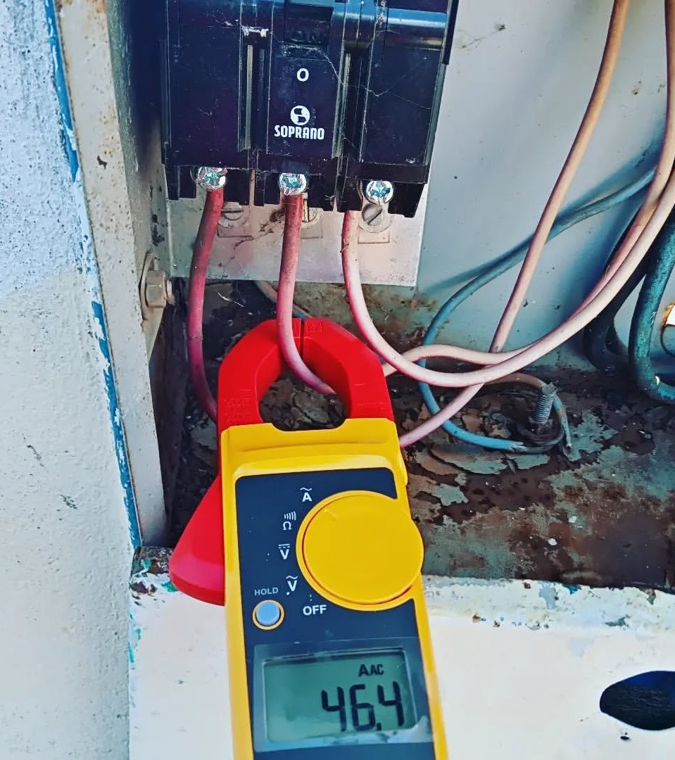 Medição elétrica em disjuntor usando alicate amperímetro